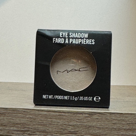 MAC Cosmetics Shroom Satin Eyeshadow - Subtle Cream - Picture 2 of 4